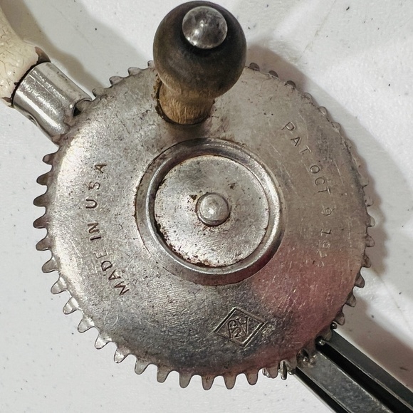 Vintage A&J Metal Egg Beater Mixer, Hand Crank - USA Patent October 9, 1923 - Picture 2 of 4